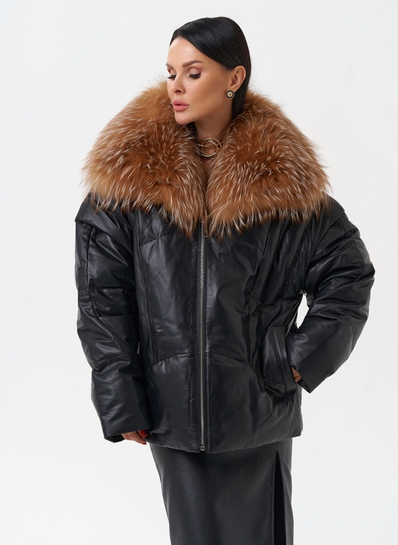 Женский кожаный пуховик с отделкой из натурального меха