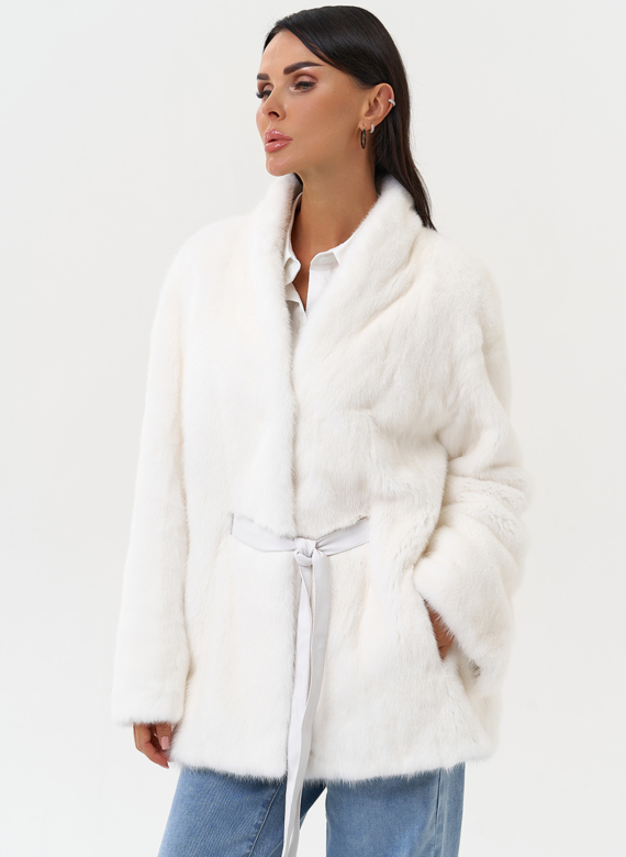 Короткая шуба из норки белого цвета