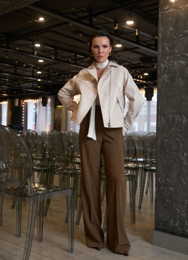 фото Светлая куртка из натуральной кожи с принтом змея модель № 4443