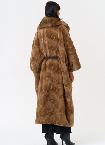 Женская шуба из меха норки с воротником их меха песца