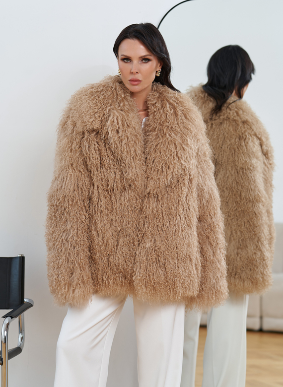 Женская шуба из меха ламы