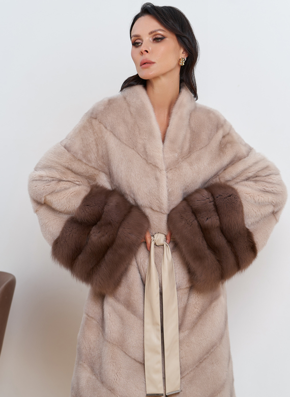 Женская шуба из меха норки с отделкой из меха куницы