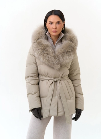 Женский пуховик с капюшоном из меха песца фото