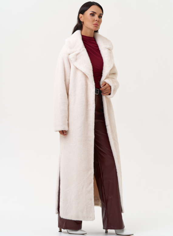 Женское пальто из эко меха молочного цвета