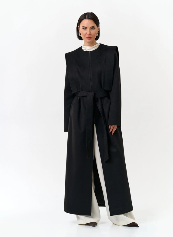 Женское длинное пальто с акцентными плечами 