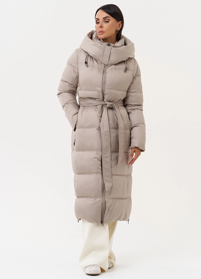 Длинный женский пуховик в бежевом цвете модель № 31292 в рассрочку