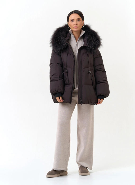 Женский пуховик с мехом енота на капюшоне фото