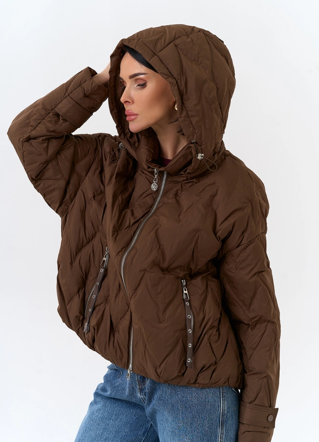 Женская куртка с капюшоном в коричневом цвете модель № 32504 в рассрочку