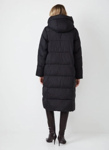 Женский пуховик черного цвета с капюшоном