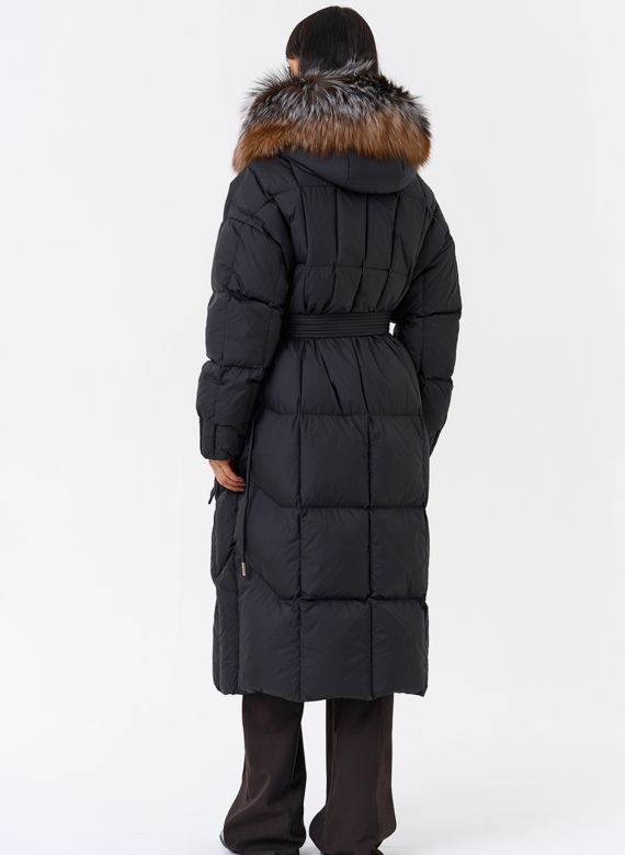 Женский пуховик с отделкой из меха блюфрост